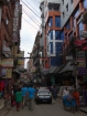 Podvečer sa ideme pozrieť do uličiek mestskej štvrte Thamel, ktorá je považovaná za turistické centrum Kathmandu (vpravo stojí za povšimnutie aj kabeláž natiahnutá na nepálsky spôsob)