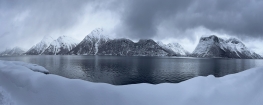 Hjorundfjord dnes hýri sivo-bielymi farbami (fotil Martin Mastelák)