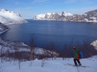 Na lyžiach aj tentokrát až dole ku fjordu, kde v duchu ďakujeme, že sme v krásnom počasí mohli najvyšším vrcholom Lofotov začať a najvyšším vrcholom Senje ukončiť naše tohoročné skialpové potulky magickou krajinou trolov