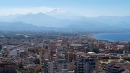 Milazzo a pohľad zo SV strany na posneženú Etnu, ktorá vyrastá nad morom do výšky viac než troch kilometrov