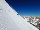 Na snehovom chrbte pod vrcholovou stienkou zapúšťam na nových K2 Wayback 88 v prefektnom prašaníku aj zopár tiahlejších frírajdových oblúkov (fotil J. Švihálek)