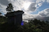 O deň neskôr sa po daždi znova na chvíľu ukazuje slniečko, čo využívame na prechádzku k chatke Hoghaugen nad Fannefjordom