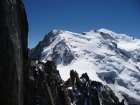 Hore na Midi počas dvojhodinového čakania na panoramickú lanovku na Helbronner obiehame výhľadové plošiny na vežiach Midi, odkiaľ okrem iného pekne vidieť aj prešlapanú diaľnicu Tacul - Maudit - Blanc