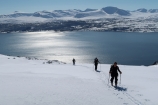 Nad trblietavou hladinou fjordu ťapkáme v ústrety nášmu dnešnému cieľu