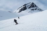 V príjemnom firníku lyžuje naspäť dolinou až k osade Tareneset na pobreží prielivu Lauksundet