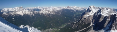 Výhľady z hrebeňa na jarné Dolomity sú veľkolepé (možnosť prezretia panorámy vo väčšom rozlíšení po otvorení fotky v novom okne)