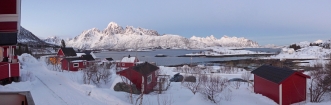 Večer nachádzame príjemné ubytovanie v chatke Hammerstad s pekným výhľadom na Austnesfjorden a masív Rulten