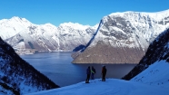 Po celý čas máme modrú hladinu Hjorundfjordu rovno pod nosom (fotil Ďuro)