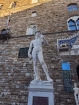Kópia slávnej sochy Davida (Michelangelov originál je skrytý dnu v múzeu)