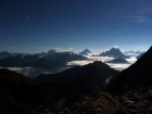 Výhľady z vrcholu Sasso delle Undici na mesiacom osvetlené dolomitské štíty a údolia plniacie sa inverznými oblakmi sú pre nás krásnou odmenou za celodennú makačku