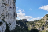 Našou záverečnou lezeckou zastávkou v južnej časti Sicílie je oblasť Contrada Alfano, kde si vyberáme krásny a rôznorodý sektor Antro dell Eco, ktorý je väčšinu dňa v tieni s príjemnou tričkovou teplotou (na fotke Sonka v ceste L´Egrimio Delirio)