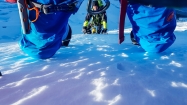 Výstupová postupka: vpredu spišsko-nórske mašiny Ivan s Tiborom, ktorí v ľahkom lezeckom štýle razia stopu - chlapi, ešte raz veľká vďaka za pomoc! (fotil Ivan)