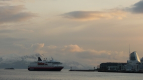 Luxusná výletná loďka Hurtigruta pred bránami Molde