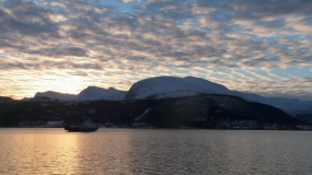 Východ slnka nad Langfjorden