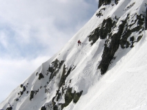 Najťažší úsek zjazdu z Malého Ľadového štítu, lyžuje Rasťo