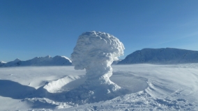 Zamrznutý atómový hríbik na vrchole Brestovej