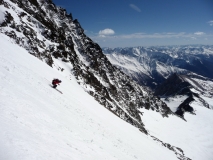 Pekná lyžba na širokej snehovej rampe pod Teufelshornom