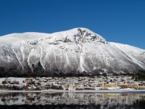 Isfjorden, dedina Hen a žľabovitý Snortungen