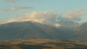 Veterná Poruba a posnežené vrcholky Západných Tatier