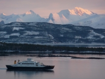 Osvetlený dominátor Finnan a trajekt z Molde do Vestnes
