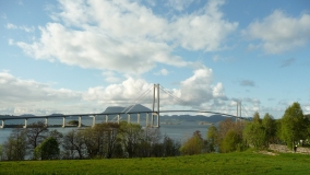 Most ponad Omsundet počas jazdy z mestečka Kristiansund