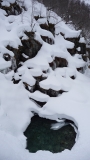 Pasáž snehových húb počas zjazdu potoka z Galtabotn