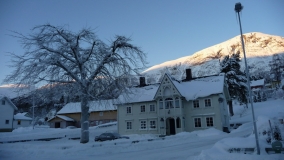 V dedinke Isfjorden poznajú v zime slnečné lúče len zdiaľky