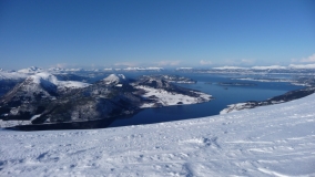 Výhľad na Rodvenfjorden a Romsdalsfjorden zo Skarvenu