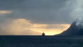 Loďka Hurtigruten v podvečernom Moldefjorde
